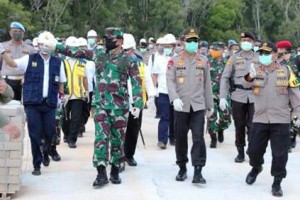 Panglima TNI bersama Kapolri saat meninjau pembangungan rumah sakit corona di Pulau Galang.